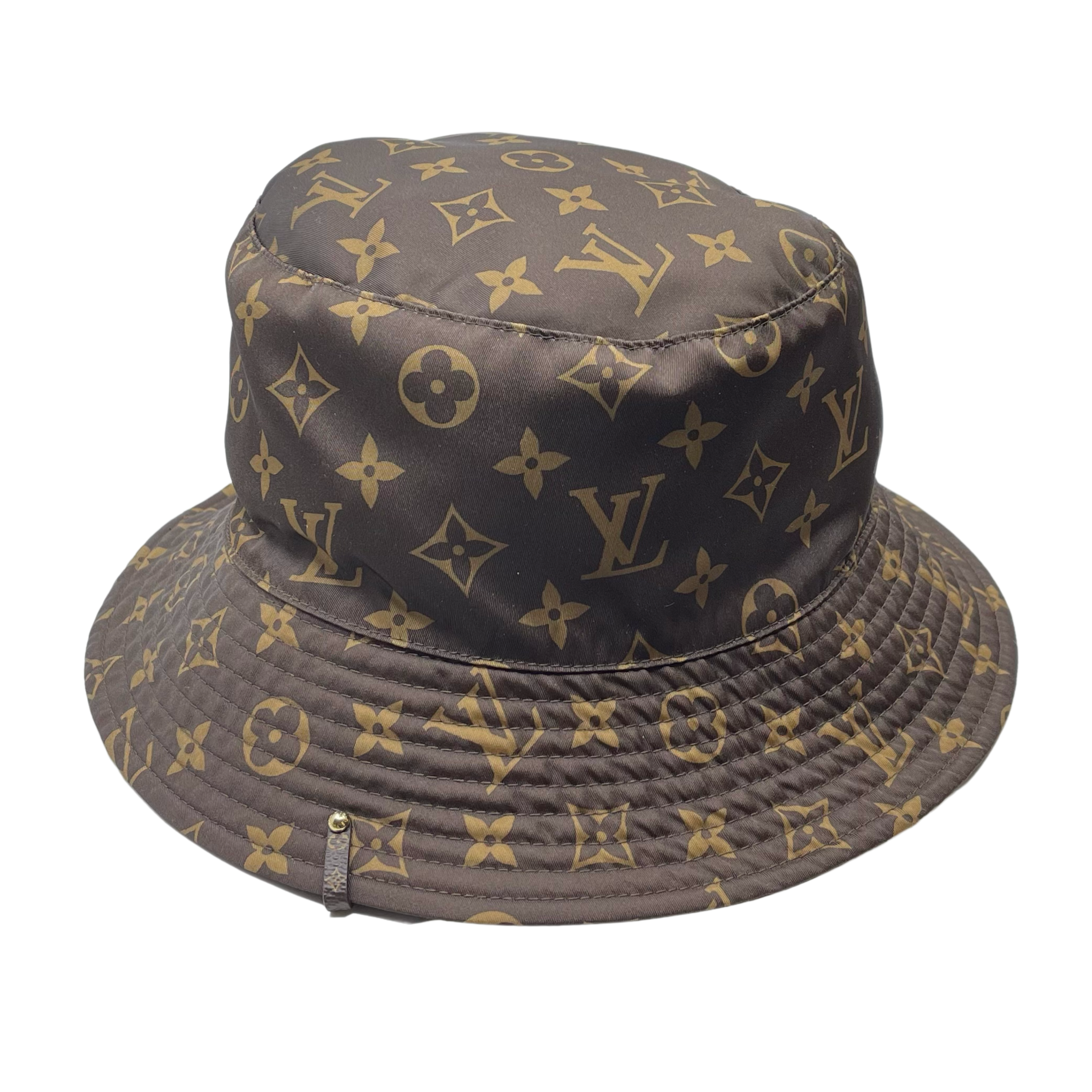 Un chapeau LOUIS VUITTON modèle Bob Monogram Essential t…