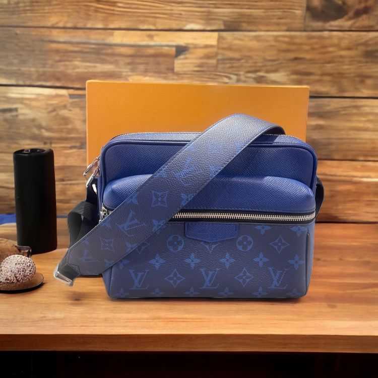 Sacs Louis Vuitton Messenger Outdoor Bleu d'occasion