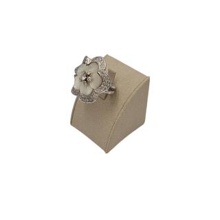 BAGUE FLEUR EN DIAMANTS ET NACRE EDOUARD NAHUM