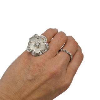 BAGUE FLEUR EN DIAMANTS ET NACRE EDOUARD NAHUM